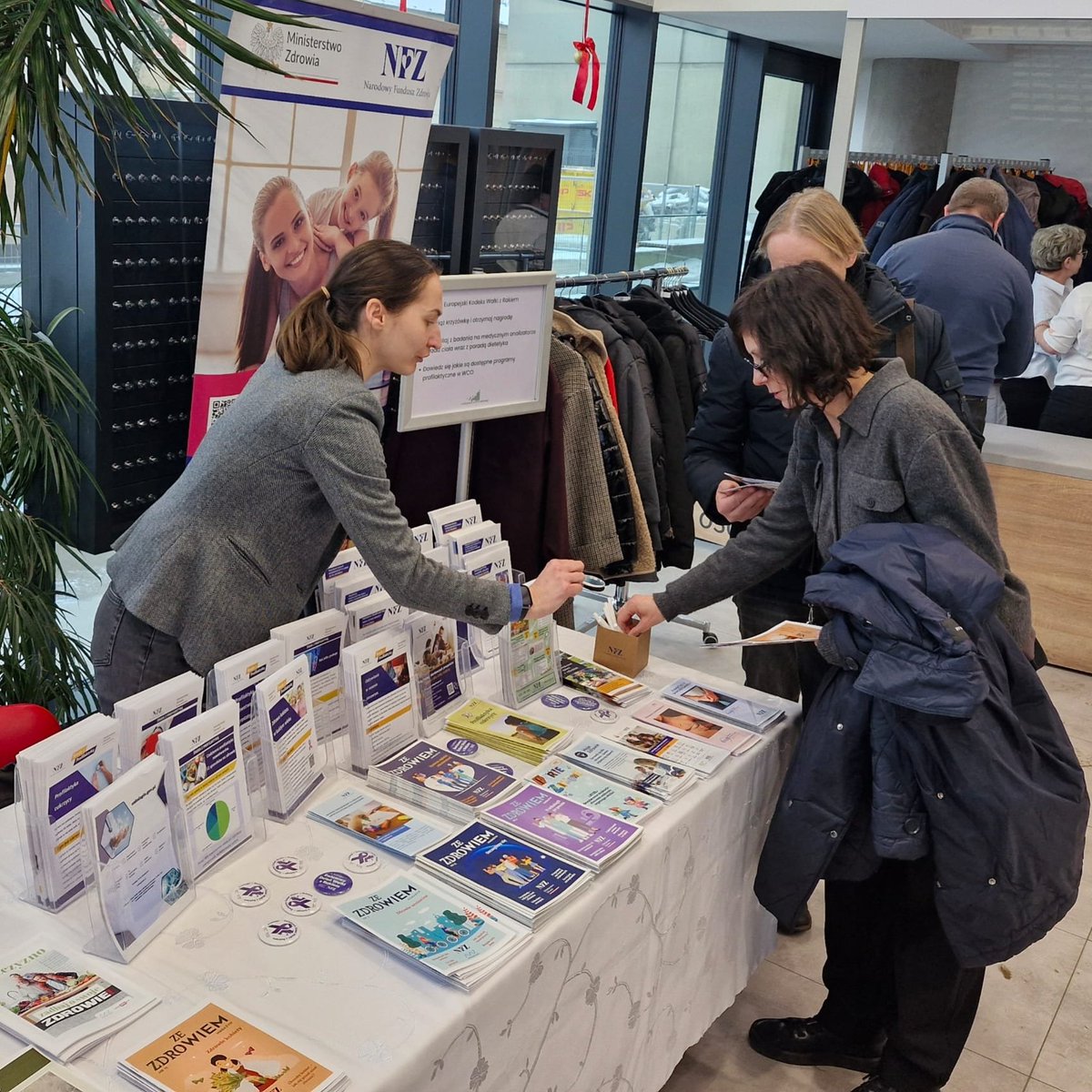 W środę #TeamNFZ wziął aktywny udział w obchodach Międzynarodowego Dnia Walki z Rakiem w <a href="/wcopoznan/">Wielkopolskie Centrum Onkologii</a>.

Na naszym stoisku można było nauczyć się prawidłowego samobadania piersi i jąder na fantomach oraz uzyskać informacje na temat bezpłatnych programów profilaktycznych <a href="/NFZ_GOV_PL/">Narodowy Fundusz Zdrowia</a>.