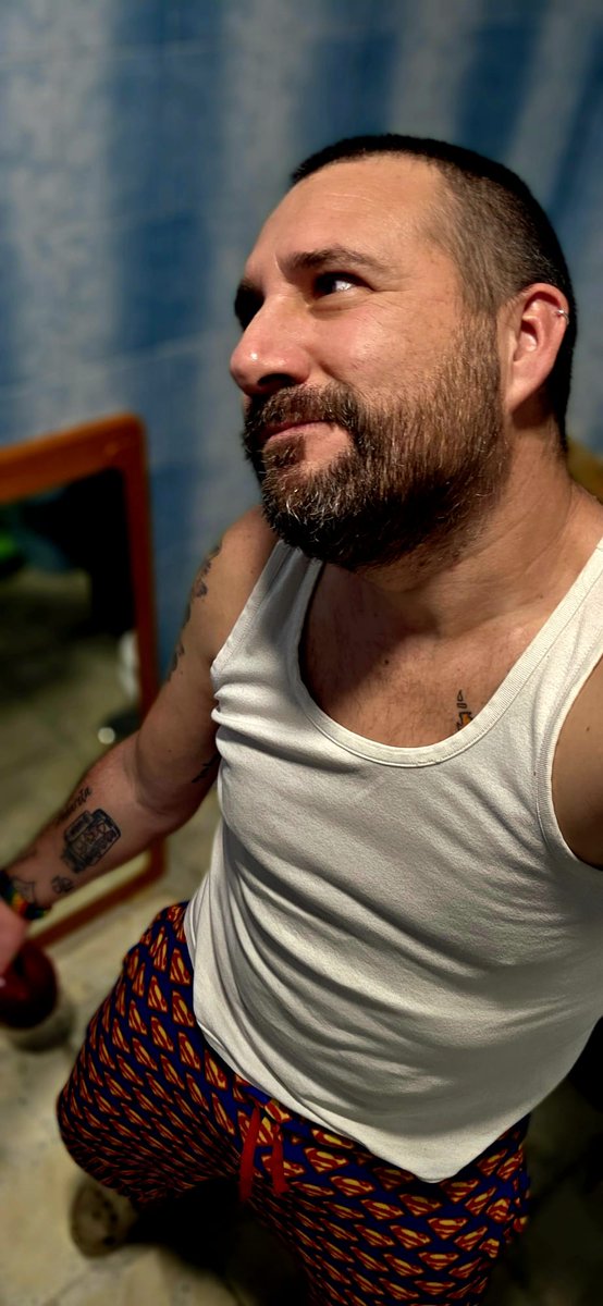 unpeto's tweet photo. ¡Buenos días, fierecillas! 🦊🐺 Empezamos el jueves con la actitud bien arriba. Hoy me he levantado sintiéndome muy yo... con mi uniforme de Superman y listo para lo que venga. ✨ ¿Cómo habéis amanecido vosotros? Contadme vuestros planes para hoy. 🤫💙

#UnPeto #Superman #Gaymer https://t.co/GP2xbUffnF