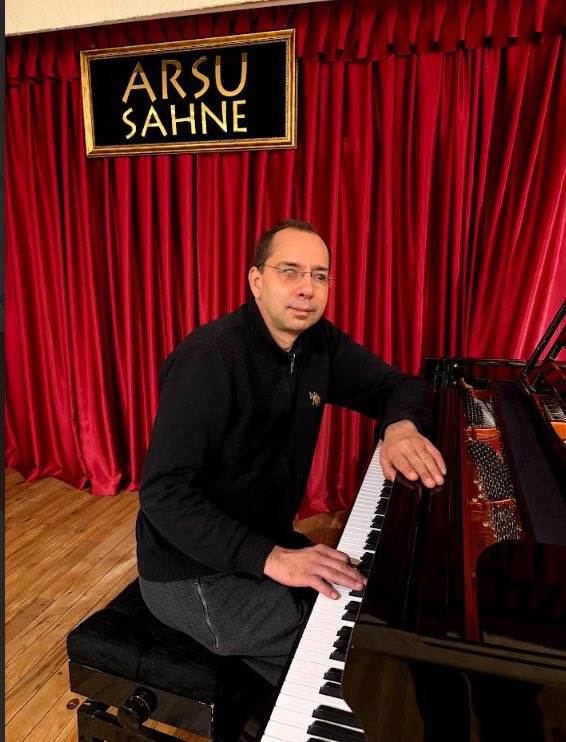 Kim demiş “körler görsel sanatlarla uğraşamaz” diye? Gelsin de şu renkli röportajı bir okusun! Burak Sarı ile Çağlar Arsu'nun keyifli paylaşımından.
eeeh.engelsizerisim.com/yazi/caglar-ar….