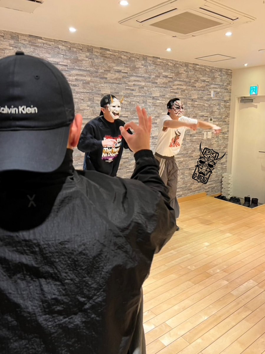 o_menz_official's tweet photo. 今日は狐パイセンの特訓🫵🏽🦊
オラオラ組の2人！気合い入れて頑張れヨッ！
#OMENZ https://t.co/aOlC69FUMD
