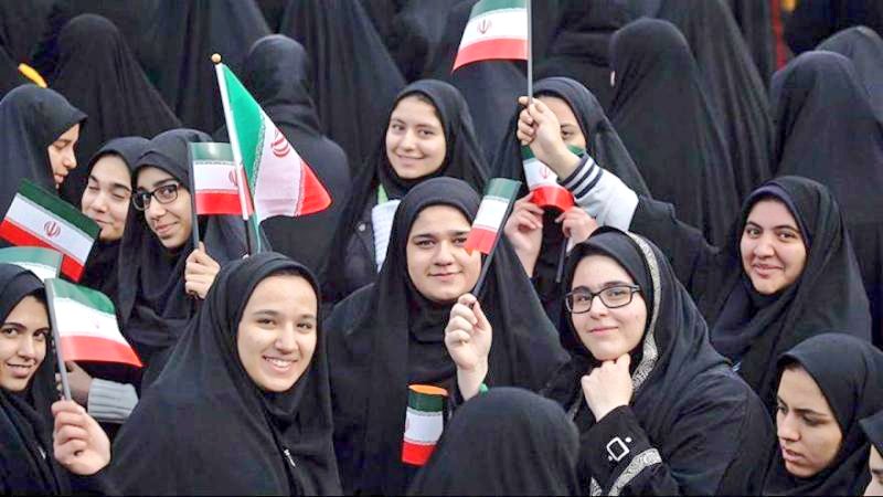 انقلاب اسلامی بساط «زنِ ویترینی» را جمع کرد.
زن را از ابزار شهوت‌محورِ غرب، به انسانِ اندیشه‌ساز و میدان‌دار تبدیل کرد.
این همان حقیقتی‌ست که نمی‌خواهند ببینید.
#انقلاب_مردم
#ایران_همدل