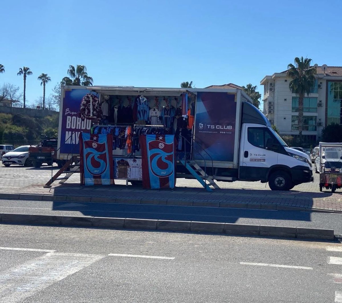 TS Club Mobil Aracı 4-5 Şubat Çarşamba ve Perşembe Günleri ANTALYA MANAVGAT NOVAMALL Avm Önünde Taraftarlarımıza Hizmet Vermeye Devam Ediyor.🔴🔵