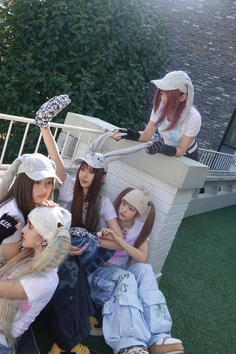 GlobalGirlsHub1's tweet photo. I want to see these smiling faces soon.💛

#NewJeans #뉴진스 #Kpop #KpopVisual #IdolFashion https://t.co/JjhK6CMd43