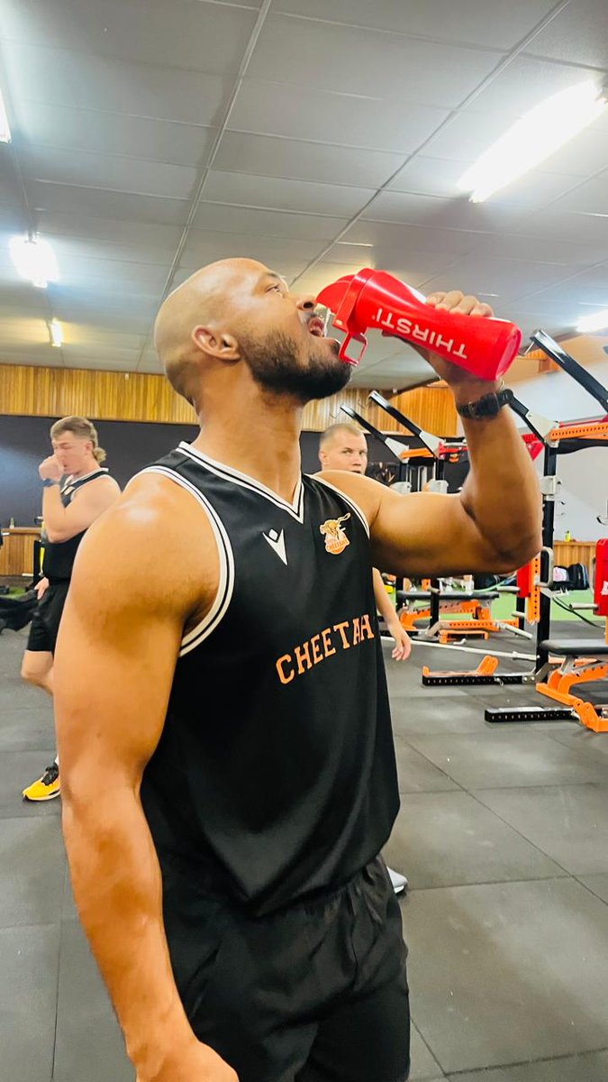 CheetahsRugby's tweet photo. Training doesn’t stop — and neither should your hydration. 💧

Munier Hartzenberg knows: stay sharp, stay strong, stay on form. Thirsti keeps our players fueled at the Toyota Academy Gym.

#ToyotaCheetahs #ThirstiWater #HydrationMatters #OnForm #OrangeFamily
@ThirstiW 
@ToyotaSA https://t.co/1dcpR0Rr0o