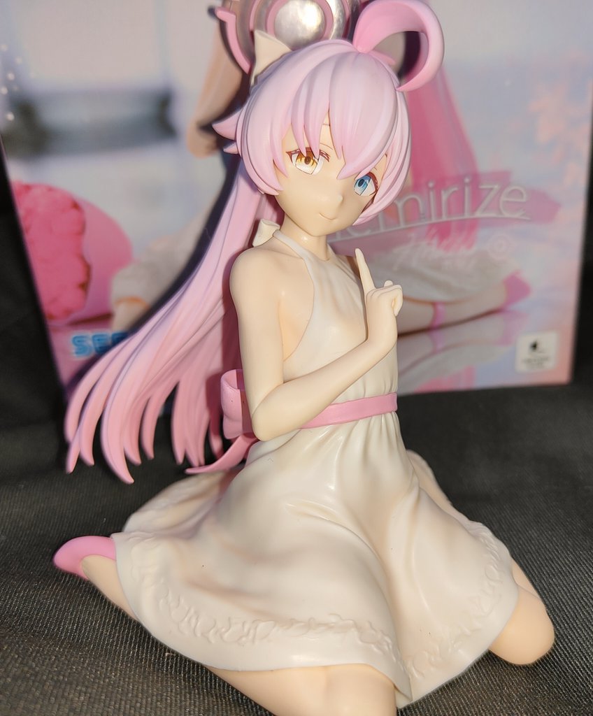 プライズでも髪のグラデ処理とかしっかりしてるな～～～って思ってたけどこれ服めちゃくちゃに肌透けてない？？？身体の頂点部分あたりの布が凄い肌色になってる