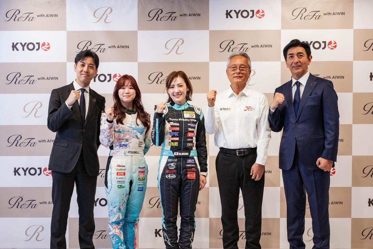 fashionsnap's tweet image. 【新着】リファが女性限定モータースポーツ「KYOJO CUP」に2026年シーズンから参加する。これに伴い、女性ドライバー三浦愛氏らが参加するモータースポーツチームを結成した。 fashionsnap.com/article/2026-0…