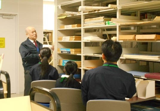 【インターンシップ】
札幌市内の大学生3名が道立図書館で #インターンシップ を行っています。
3日目は北方資料サービス課での実習です。
北海道及び旧樺太・千島などを含む北方地域に関する多様な資料を有する北方資料室の書庫で貴重な地域資料を取り扱う業務を体験しました。（企画支援課）