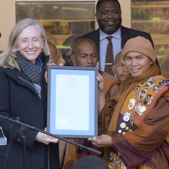 Buddhistdoor's tweet image. BDG News: Buddhist Monks on 100th Day of Walk for Peace Across the US Reach Richmond, Virginia

🔗 Read more: tinyurl.com/3ke7rffn

#Buddhism #Pilgrimage #BuddhistMonk #Virginia #Richmond #Nonviolence #Mindfulness #Compassion #WalkForPeace #Peace #EngagedBuddhism