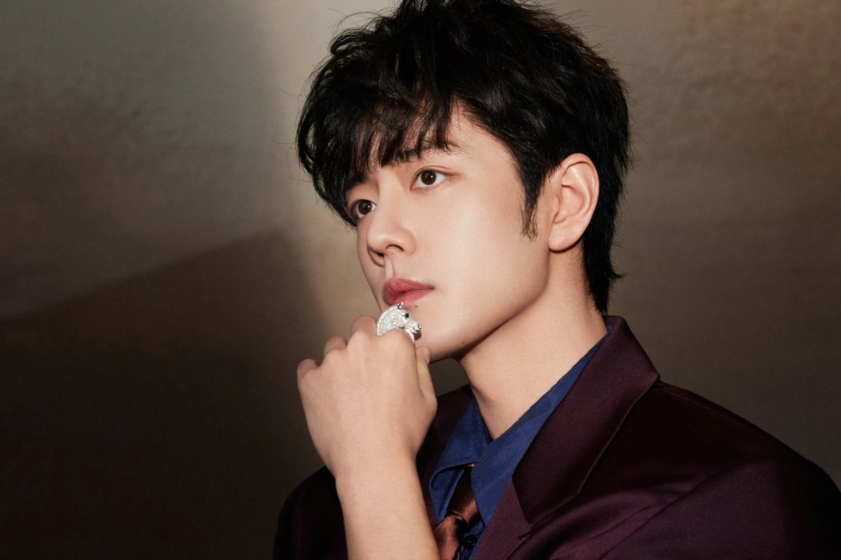 xztrendsetter's tweet photo. Like the inside of a velvet jewellery box, private, soft, and meant to hold something precious. He is the most precious and perfect jewel. 

TOP STAR XIAO ZHAN NIGHT #XiaoZhanWBN2025 
#WBN6thWithXiaoZhan https://t.co/gzbqIJDEHy