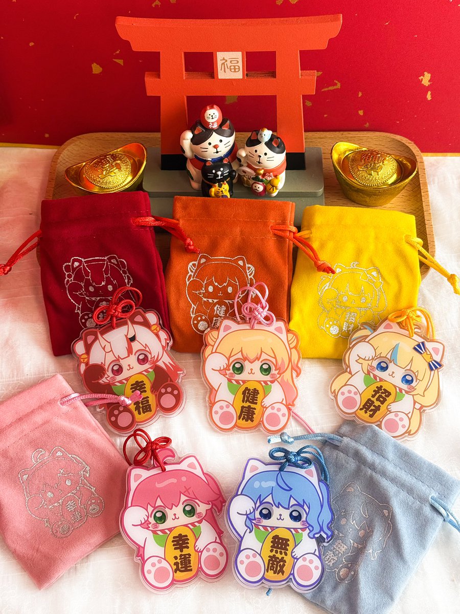 #FF46 
Day2-3. L40
這次帶來的新品有新年系列和刺繡掛件新款

✨有揮春x繪馬的新年木牌
數量不多，完售就不補了
✨還有招財貓系列^=⦁𖥦⦁=^ ੭
有磁吸貼款式可以貼在衣物/冰箱
也有追視眼的貓貓御守
附送燙銀絨毛袋好好保存