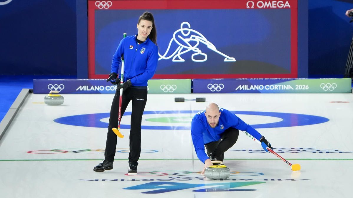 ItaliaTeam_it's tweet image. CI SIAMOOOOOO 🤩

I primi atleti dell’#ItaliaTeam in gara? 🥹

Non potevano che essere lorooooooooo! 😏

Stefania Constantini e Amos Mosaner inaugurano i Giochi Olimpici di #MilanoCortina2026! 🥌

Pronti a sostenere i campioni in carica del doppio misto di curling? 😌

Alle 10.05