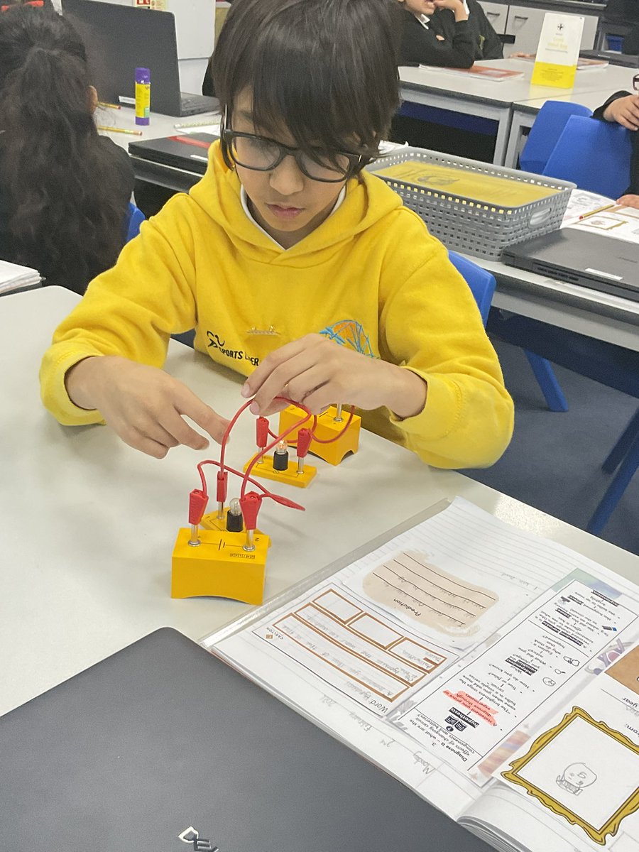 MarshfieldPS's tweet image. We have future Electrical Engineers in Martin Luther King Jr’s! They built circuits using different components to see what makes a bulb shine the brightest. #MPSScience #Ambition #Resilience #ExcellenceForAll