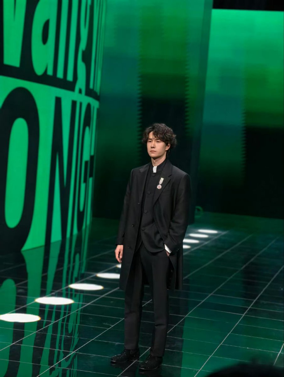 N8597N's tweet image. แสงสีเขียวเหมาะกับพี่ซุปตาร์มากเลยค่ะ
PRINCE YIBO 
#WANGYIBOxWB2025Night