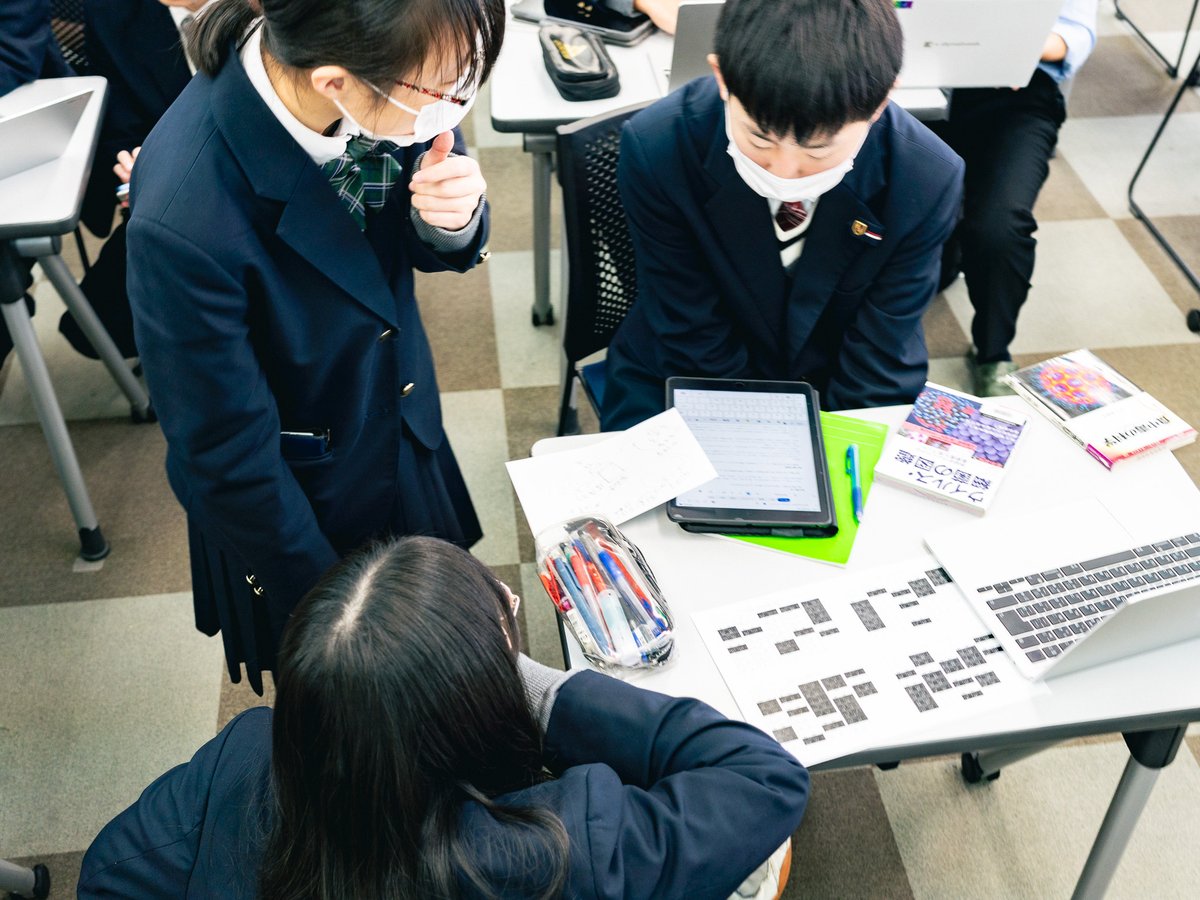 seikyolibraria's tweet photo. 大学受験を早めに終えた高3生が、中学3年生の卒業論文の授業に入ってくれています。自分たちも中高で論文を書いた経験を活かし、添削・研究テーマの方針・参考文献の助言・論理構成まで、教員顔負けのアドバイスをしてくれます。ほんとうに頼もしい存在です。 https://t.co/4npgBwCYjK