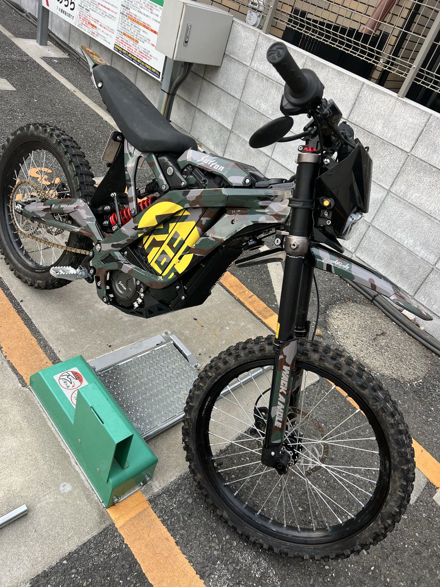 RacingMCsimo's tweet image. 気軽すぎるし楽しすぎる。買ってから街乗りが一変した。
コースで乗るのもいいけど公道で是非乗って欲しい。ストリートがいい。自由に場所を選ばず走れる。全ての道が楽しい。

#SURRON
#サーロン
#LightBee
#ライトビー