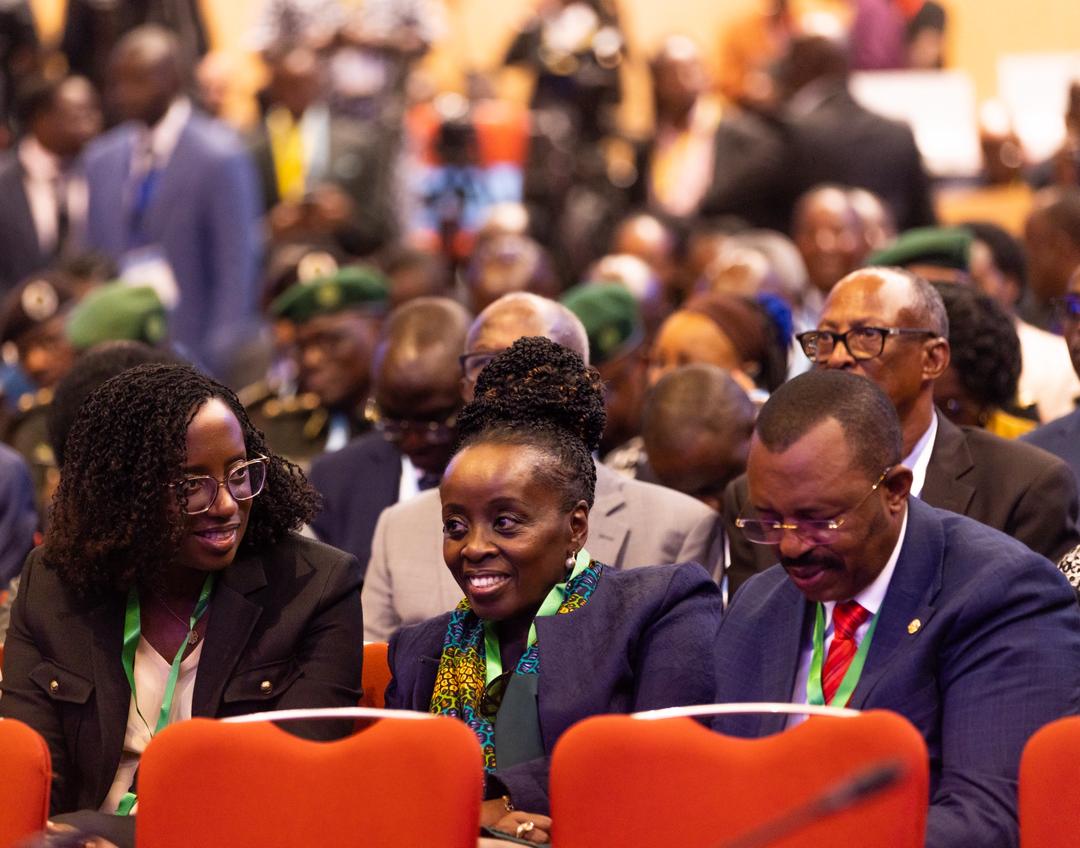 #Umushyikirano ku nshuro ya 20 uratangiye kuri KCC.

Urahuza abayobozi, n'abanyarwanda muri rusange, imiryango itegamiye kuri Leta, abikorera, abahagarariye ibihugu byabo mu Rwanda, n'inshuti z'u Rwanda. 

Gahunda ni ukuganira ku cyerekezo cy’iterambere rirambye ry’igihugu.