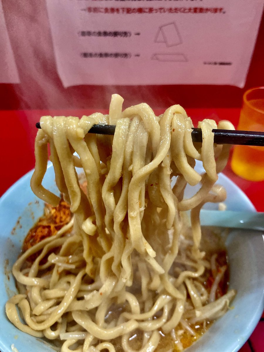 📍ラーメン二郎新宿歌舞伎町店
🍜ラーメン少なめ硬め
📣ニンニクアブラ

限定と言う名の定番
辛揚げネギふりかけを求めて

16:00先客6名即着席
16:10 着丼
16:23退店

溶け出した辛揚げと
大蒜が織りなす香ばしさに悶絶
慈悲深く唸る味わい…

素直に美味しいと思う二郎です
ご馳走様でした🙏#めるテレ