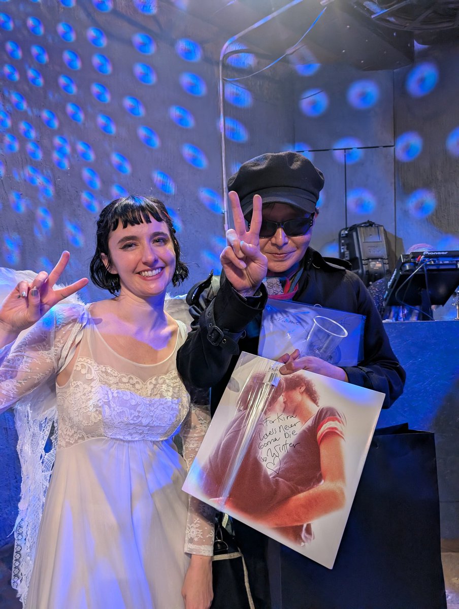 toy813band's tweet photo. もちろん花束もラブレターも渡しましたが、『Adult Romantix』のLPにもサイン貰いましたし、ちゃっかりSamiraと写真も撮って貰って、とても楽しかったです✨
#Winter
#SamiraWinter
#BASEMENTBAR https://t.co/7qFVMmKnAR