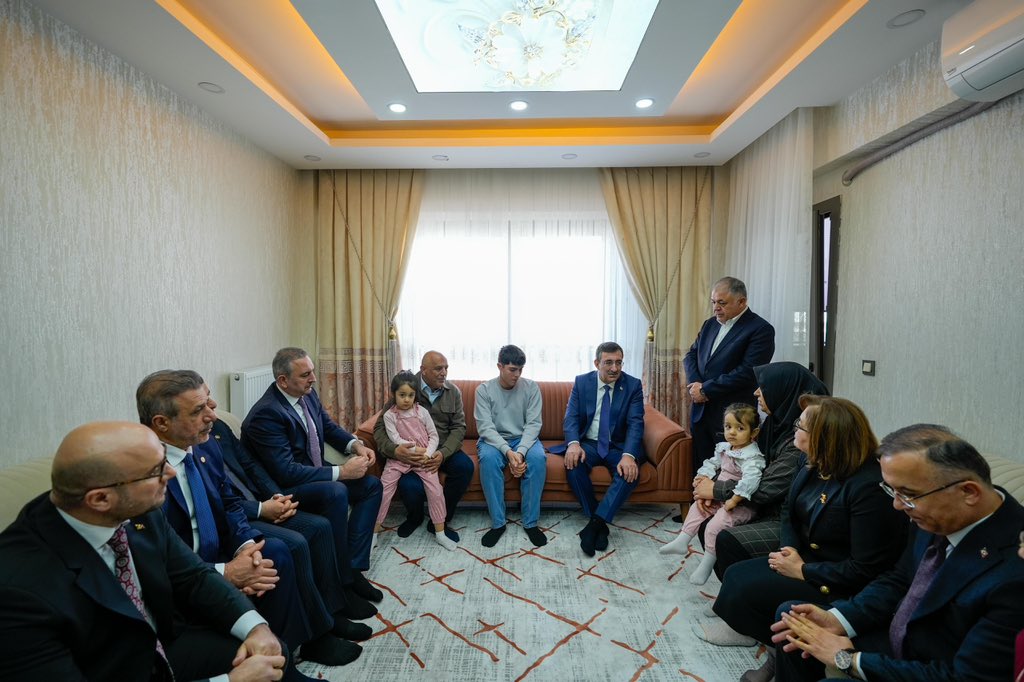 📍 Gaziantep

Bugün, asrın felaketi olarak nitelendirdiğimiz 6 Şubat depremlerinin üçüncü yıl dönümünde, anma törenlerine katılmak üzere Gazi şehrimizdeyiz.

Nurdağı Deprem Anma ve Eğitim Merkezi olarak planlanan şantiye alanında incelemelerde bulunarak, Nurdağı TOKİ’de ikamet