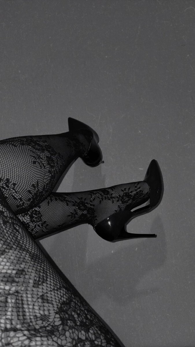 malefiquemad's tweet photo. Tu préfères quoi ? 
Les Ugg ? Rt 😘
Les collants en talons ? like 🥵 https://t.co/Th9cHn8UNK