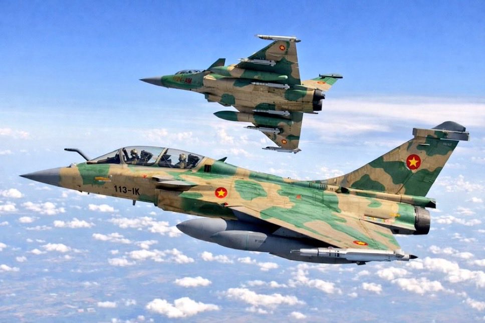 🔹Vietnam 🇻🇳🔹

LE RAFALE BIENTÔT AU VIETNAM ?

Le pays pourrait devenir le prochain client du Rafale, une perspective qui fait grand bruit car Hanoï cherche à réduire sa dépendance aux avions russes pour moderniser son aviation de combat.  

🧵THREAD 1/10⬇️