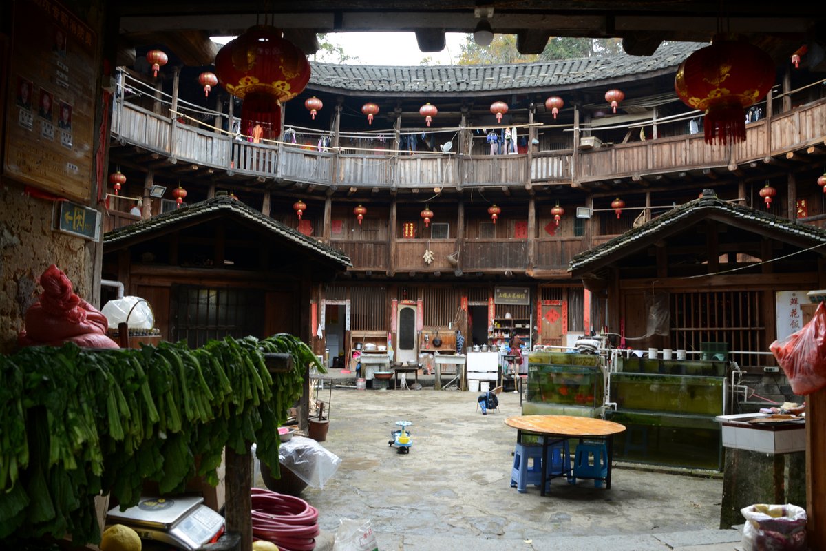 ChinaShowcase's tweet image. Fleeing the Wei–Jin upheavals, northern migrants—including some aristocratic families—settled south and formed early Hakka communities. Centuries later, their descendants built tulou: earthen fortresses where dozens of families lived and defended together. #Hakka #ChineseHistory