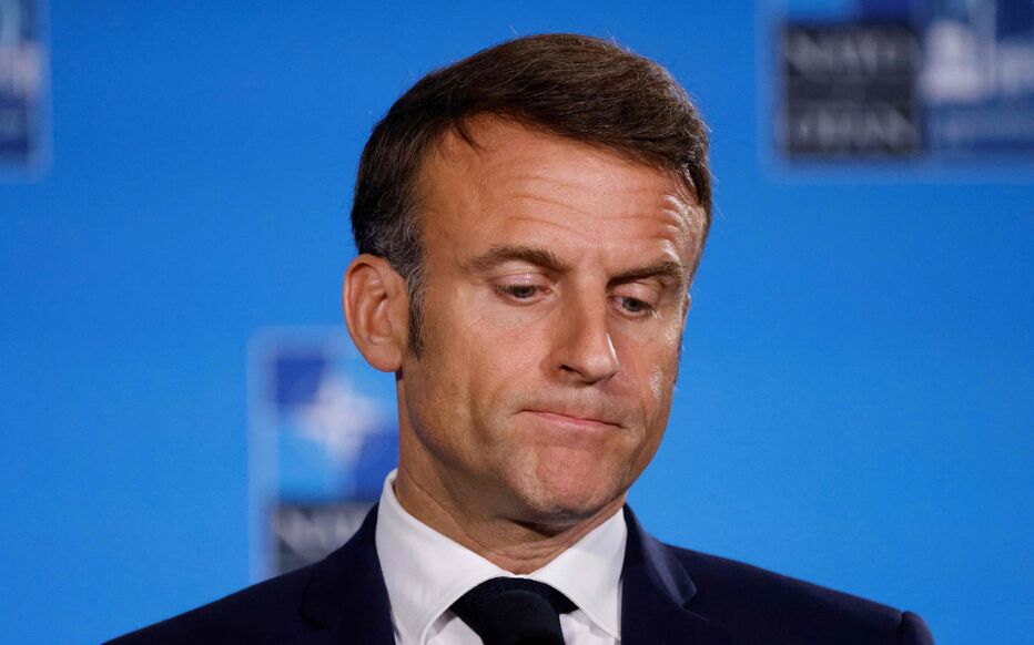 AlertesInfos's tweet image. 🇫🇷 Emmanuel Macron serait "enragé" à l’idée de ne pas pouvoir se représenter en 2027. Le chef de l’État se projette déjà vers l’élection présidentielle de 2032. (@LouisHausalter)