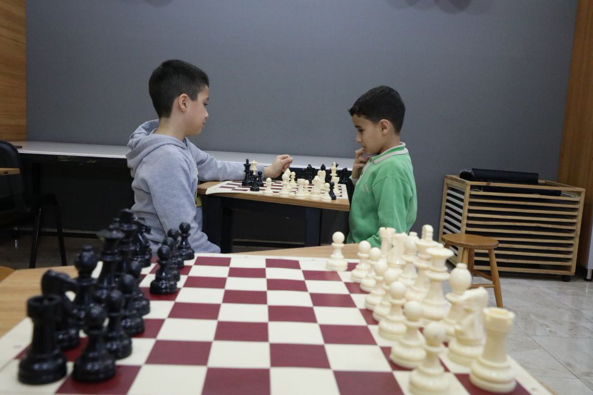 📌Müdürlüğümüz ile İl Emniyet Müdürlüğü iş birliğinde, “Gençler İçin Güvenli Adımlar” projesi kapsamında düzenlenen satranç turnuvasının final müsabakaları Diyap Ağa İlkokulunda gerçekleştirildi.

Turnuvada dereceye giren öğrencilerimize ödülleri, İl Emniyet Müdürü Sayın Kazım