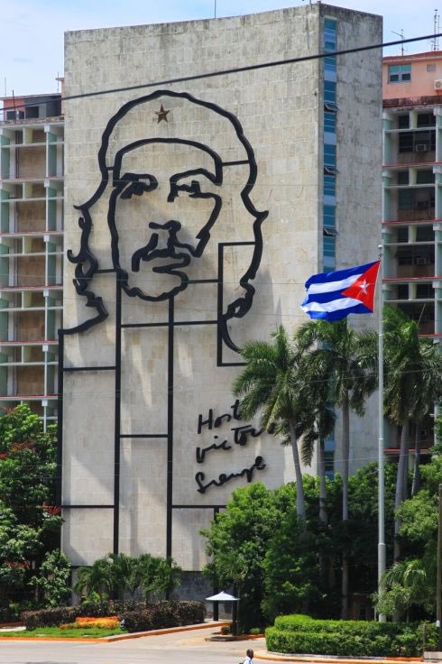 Buenos días #IslaBonita 
Amanece Cuba con retos, pero también con un pueblo que no se rinde.
Seguimos de pie.
