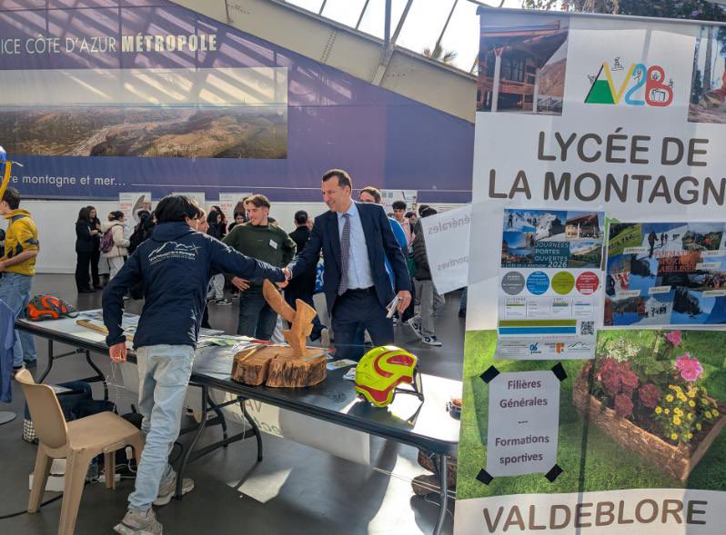 LaurentLeMerci4's tweet photo. Au parc Phoenix #Nice, forum des formations Foquale Nova pour 1600 élèves de 3e du réseau
Lycées du département, CFA @AcademieNice, CIO et Centre des possibles mobilisés pour l'orientation et la sécurisation des parcours! Une très belle réussite! 👏
#MLDS #planavenir @MaRegionSud https://t.co/S5hCfYuRVy