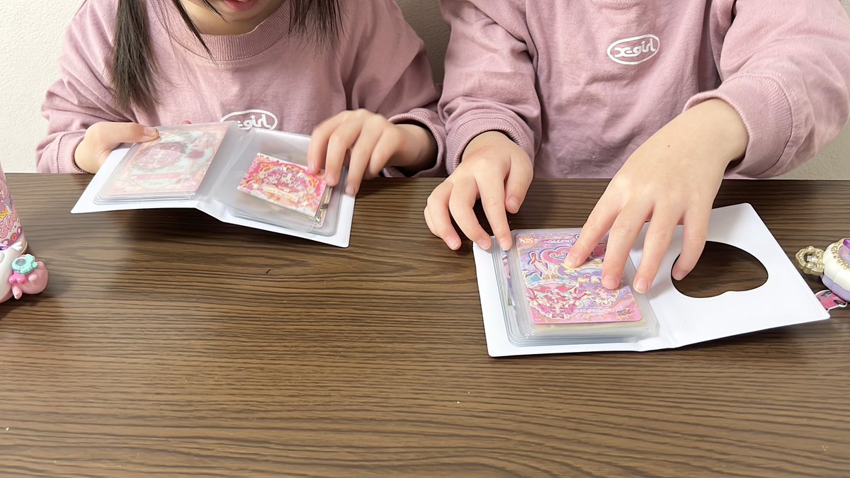 sshi83's tweet photo. セリアにセボンスターのカードケース売ってて雰囲気ぴったりすぎ💜🩷

幼稚園から帰ってきて
大喜び双子👧🏻👧🏻🤍

オタ活楽しい可愛い🥺🫶🏻

#たんプリ #なりきりプリキュア #名探偵プリキュア https://t.co/CBdp4B2x4R