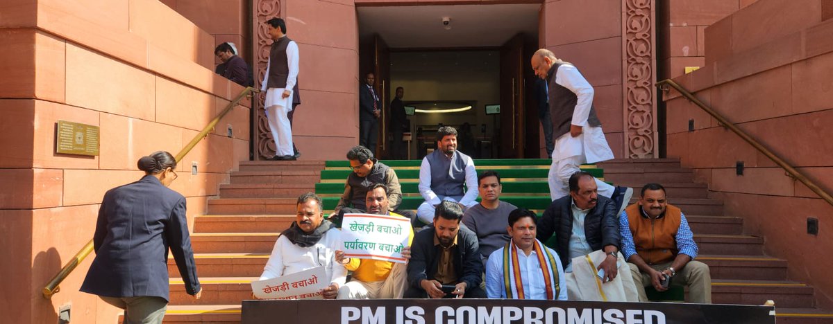 hanumanbeniwal's tweet photo. आज लोक सभा में व लोक सभा के बाहर बीकानेर में खेजड़ी को बचाने के लिए चल रहे जन -आंदोलन की तरफ साथी सांसद श्री चंद्रशेखर जी आजाद के साथ केंद्र सरकार का ध्यान आकर्षित किया | केंद्र सरकार को त्वरित प्रभाव से राजस्थान की सरकार को निर्देशित करके विधानसभा में ट्री प्रोटेक्शन एक्ट लेकर आए और आंदोलित लोगों की मांगो पर सकारात्मक सहमति व्यक्त करवाए |