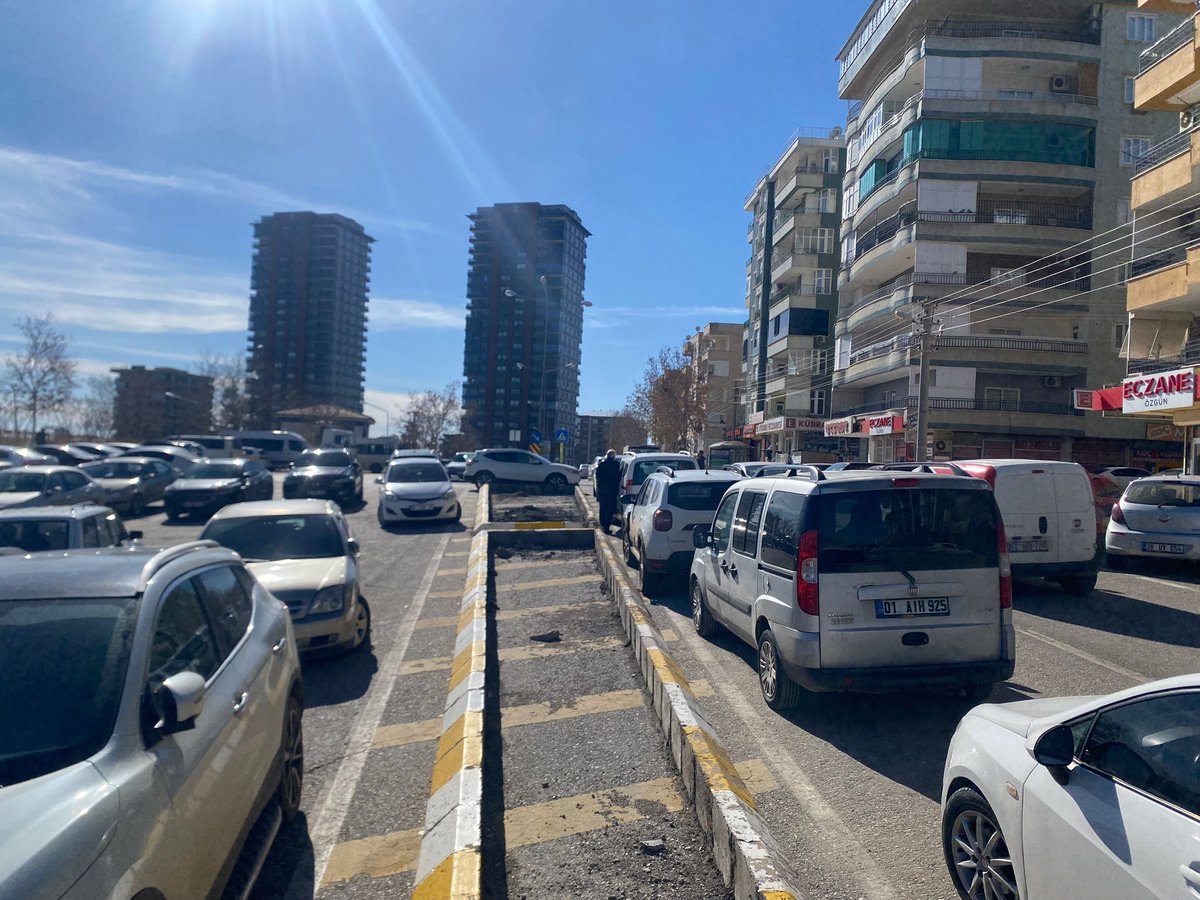omerbagiran's tweet photo. Sayın @UrfaValiligi @SanliurfaEmnMd  mahallemizde bulunan @makifinaneah  önündeki 308. Sokağı  hergün hatalı park yüzünden  trafiği engelemekte bir el attın lütfen https://t.co/wLsQf9iD5m