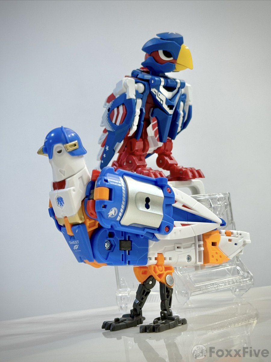 foxracingfive's tweet photo. Red white and bird @52ToysBeastBox #52toys #beastbox #ビーストボックス #lovegun #ultrashield https://t.co/hFnM1e41GG
