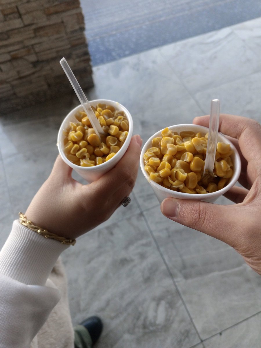 Ben ona balayı ısmarladım. O bana bardakta süt mısır.