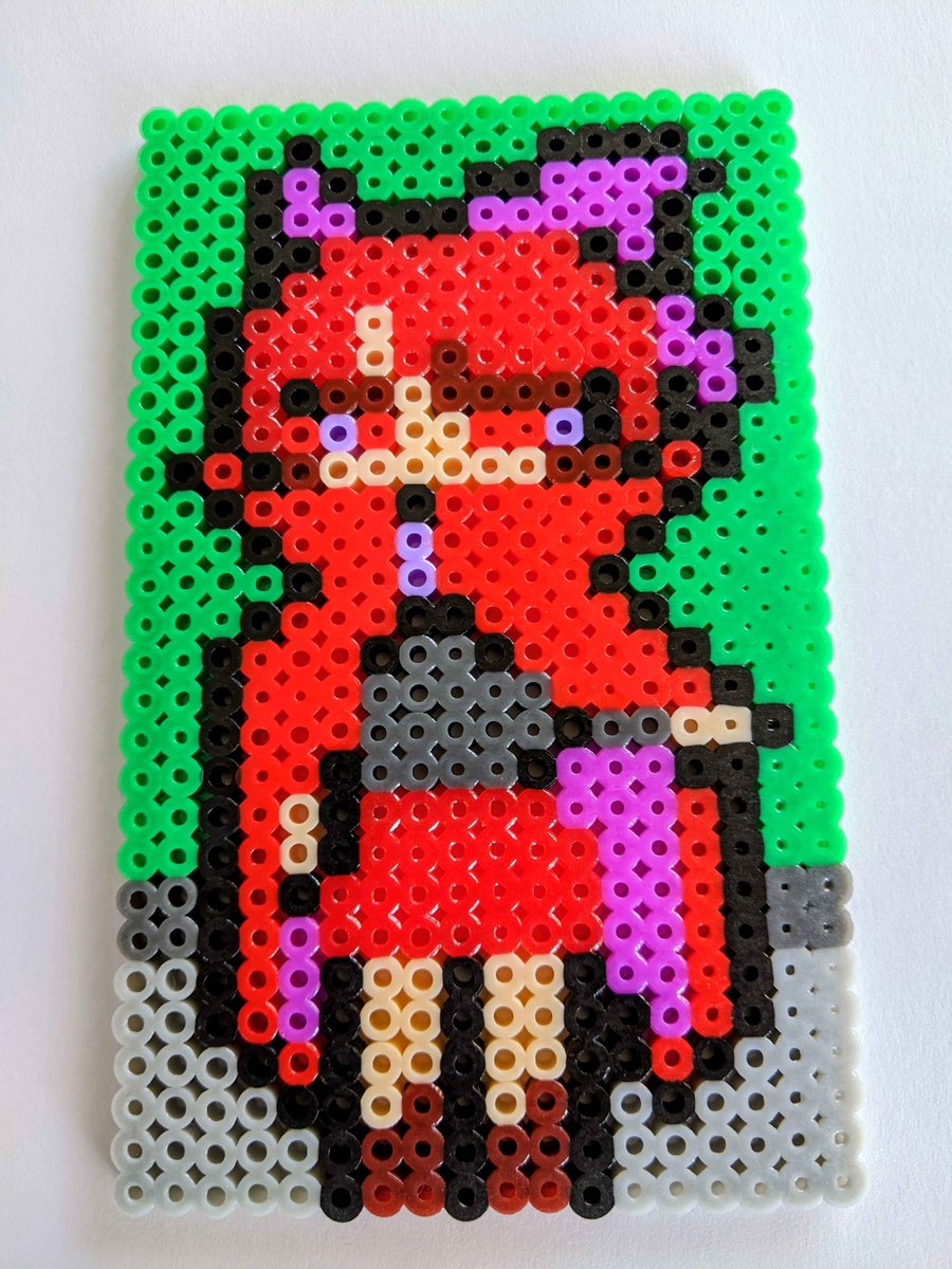 今日のアイロンビーズ。赤蛮奇。他の二人みたくポーズや情景に凝りたかったけど、ばんきっきって、髪もマントもスカートも赤……この粗いドットでどうすれば……ってめちゃくちゃ試行錯誤することになったので、普通に立ち絵です。この色彩で凝ったポーズ作るのきつい…… #アイロンビーズ