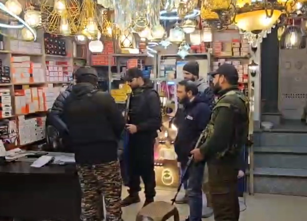 GulistanNewsTV's tweet image. CASO in Kokerbazar Srinagar ahead of the visit of Home Minister Amit Shah

@adgpi @crpf_srinagar @KashmirPolice @JmuKmrPolice @AmitShah @BJP4JnK 

#KokerBazar #Srinagar #CASO #AmitShahVisit #HomeMinister #JammuAndKashmir #SecurityAlert #JKNews #JammuNews #PoliticalUpdate