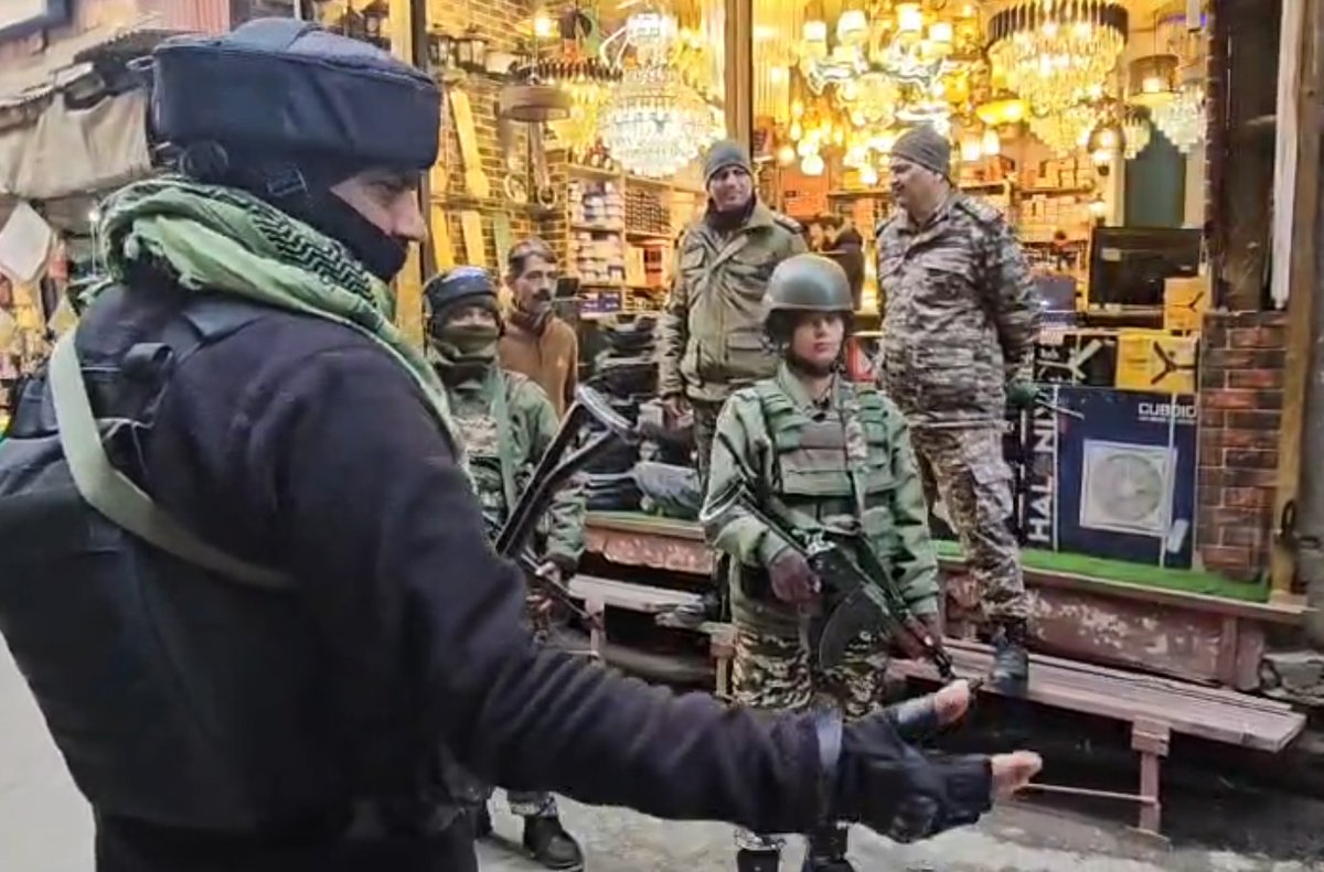 GulistanNewsTV's tweet image. CASO in Kokerbazar Srinagar ahead of the visit of Home Minister Amit Shah

@adgpi @crpf_srinagar @KashmirPolice @JmuKmrPolice @AmitShah @BJP4JnK 

#KokerBazar #Srinagar #CASO #AmitShahVisit #HomeMinister #JammuAndKashmir #SecurityAlert #JKNews #JammuNews #PoliticalUpdate