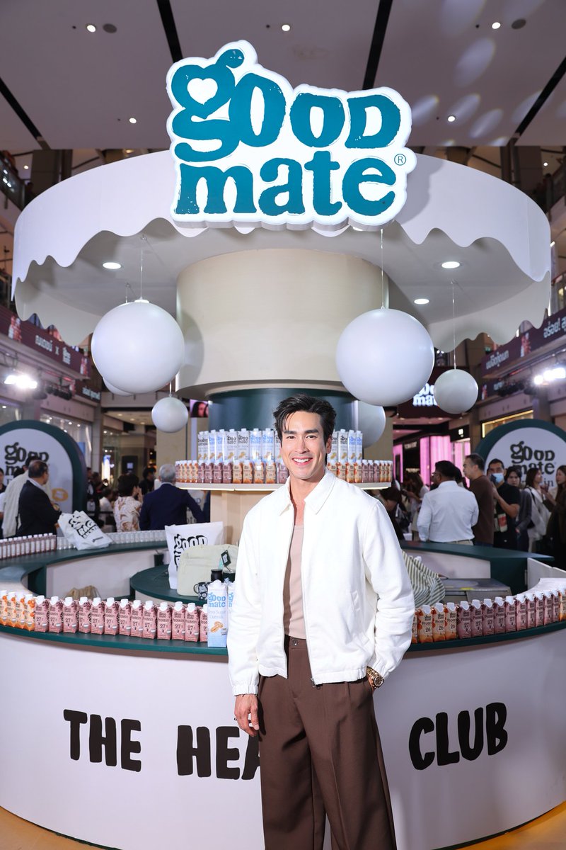 PRSocietyNews's tweet photo. Goodmate เปิดตัว High Protein Oat Milk ดึง “ณเดชน์ คูกิมิยะ” ถ่ายทอดชีวิตกู๊ด สุขภาพดีได้ทุกวัน

#Nadech #ณเดชน์
#Goodmate
#GoodmadexNadech 

Goodmate (กู๊ดเมท) แบรนด์ผู้นำผลิตภัณฑ์นมทางเลือก เดินหน้าตอกย้ำภาพลักษณ์แบรนด์สุขภาพ เปิดตัวผลิตภัณฑ์ใหม่ Goodmate High Protein Oat Milk นมโอ๊ตโปรตีนสูง 2 รสชาติ ได้แก่ Chocolate Shake และ Caramel Malty เพื่อตอบโจทย์คนรักสุขภาพและสายแอคทีฟยุคใหม่

นมโอ๊ตโปรตีนสูงจาก Goodmate เป็นนมโอ๊ตโปรตีนเจ้าแรกในไทย อุดมไปด้วยคุณประโยชน์ ทั้ง Beta Glucan, กรดอะมิโนจำเป็น 9 ชนิด ปราศจากนมวัวและสารก่อภูมิแพ้ เสริมด้วย L-Carnitine จากประเทศสวิตเซอร์แลนด์ ที่บริสุทธิ์ 100% ดื่มง่าย สบายท้อง เหมาะสำหรับการดูแลสุขภาพในทุกวัน

พร้อมกันนั้นยังได้ร่วมงานกับ “ณเดชน์ คูกิมิยะ” ที่สามารถถ่ายทอดภาพลักษณ์ของคนรักสุขภาพตัวจริง ภายใต้คอนเซปต์ “ชีวิตกู๊ดกับทุกคุณ” ที่พาคุณไปเจอชีวิตที่กู๊ดได้อีกกับนมโอ๊ตกู๊ดเมทโปรตีนสูงที่สะท้อนแนวคิดการดูแลสุขภาพที่เข้าถึงได้ ณ ลาน Eden ชั้น 1 เซ็นทรัลเวิลด์ เมื่อวันก่อน

คุณกันต์ กุลปิยะวาจา ผู้อำนวยการฝ่ายขายและการตลาด บริษัท ชบาบางกอก จำกัด เผยว่า “Goodmate เชื่อว่าสุขภาพดีเกิดขึ้นได้ทุกวัน การออกกำลังกายก็เป็นเรื่องสำคัญและจากการเลือกสิ่งที่ดีที่สุดให้ตัวเองก็สำคัญไม่แพ้กัน Goodmate Protein เป็นตัวเลือกที่ดีของคนดูแลสุขภาพ เพราะเราคัดสรรโปรตีนคุณภาพสูง ที่ให้คุณค่าทางโภชนาการ ทั้งยังช่วยเสริมสร้างกล้ามเนื้อ ฟื้นฟูร่างกาย โดยปราศจากนมวัว กลูเตน และถั่ว การได้คุณ ณเดชน์ มาเป็นตัวแทนถือเป็นความภาคภูมิใจของเราเพราะคุณณเดชน์เป็นตัวอย่างของคนที่ใส่ใจสุขภาพอย่างสม่ำเสมอ มีวินัยในการดูแลตัวเอง และสะท้อนแนวคิดของ Goodmate ที่เชื่อว่าการดูแลสุขภาพคือสิ่งที่ทุกคนทำได้ในชีวิตประจำวัน”

งานนี้ หนุ่มหล่อขวัญใจมหาชน ณเดชน์ คูกิมิยะ ไม่พลาดเผยเคล็ดลับสุขภาพกู๊ด ไม่ธรรมดา ว่า “รู้สึกยินดีมาก ๆ ที่ได้เป็นส่วนหนึ่งของครอบครัวกู๊ดเมท เพราะผมเองก็ให้ความสำคัญกับการดูแลสุขภาพอยู่แล้ว นอกจากออกกำลังกาย ทั้งเข้ายิม วิ่ง เลือกเดินแทนขับรถ ผมจะเลือกสิ่งดี ๆ ให้กับร่างกายด้วย ซึ่งนมโอ๊ตเป็นเครื่องดื่มทางเลือกที่อยากดูแลสุขภาพหัวใจและคอเลสเตอรอล รวมถึงใครที่ต้องการควบคุมน้ำหนักเพราะนมโอ๊ตมีแคลอรี่น้อย ไขมันต่ำ มีไฟเบอร์สูงช่วยให้อิ่มนาน โดยไม่ต้องกังวลเรื่องการแพ้เพราะปราศจากสารก่อภูมิแพ้เช่น ถั่ว กลูเตน และนมวัวด้วยครับ”

พบกับความกู๊ดไม่ธรรมดา กับ Mr.กู๊ดเกิน และ Goodmate (กู๊ดเมท) แบรนด์ผลิตภัณฑ์นมทางเลือกที่ผลิตจากข้าวโอ๊ตธรรมชาติเต็มเมล็ด หลากหลายรสได้ที่ Facebook : Goodmate

คลิก https://t.co/pyKpbcg2A1
ช้อปออนไลน์ได้ที่ Shopee: https://t.co/tPOlY01NHy
Lazada https://t.co/cDr09Ay7Yc

ชีวิตกู๊ดได้อีกกับ Goodmate | นมโอ๊ตดีต่อใจ ดื่มได้ทุกวัน
https://t.co/pkBth63QMj

รูปเพิ่มเติม >> https://t.co/puUG2D6cZn