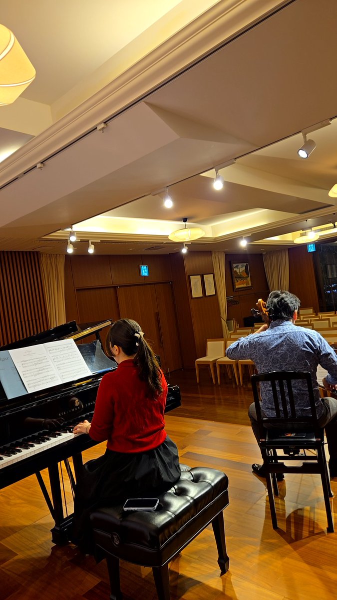 この2人にしか出来ないアプローチで、新しい扉が開かれております🎹🎻🥺💕
超絶技巧が炸裂してる😇😇😇
西洋音楽は左から右に流れるけれど、楽譜をめくる一瞬だけその流れが止まると言う感覚が 昔から抜けません🙄
譜めくりの不思議、そして難しい…😇🤔🫠
(技術以外でお手伝い出来る喜び🥳🥹🥰🌿)