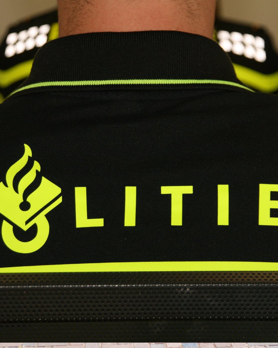 Steun voor de Utrechtse agent die na het incident onder het #Bollendak met zijn gezin moet onderduiken door bedreigingen. Wacht het onderzoek af. #doxing en #intimidatie gaan elke grens te buiten. Dat is geen kritiek, dat is agressie. Bedreigingen zijn nooit acceptabel. #utrecht