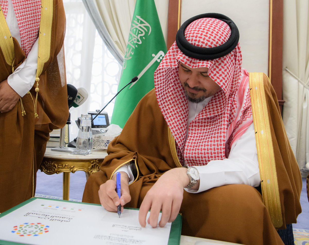imarat_almadina's tweet photo. خلال تدشين شعار برنامج مدن التعلّم في #المدينة_المنورة..
#سلمان_بن_سلطان: برنامج مدن التعلّم يُجسّد توجهات القيادة الرشيدة -حفظها الله- في الاستثمار في الإنسان، وتعزيز ثقافة التعلّم المستمر، وبناء مجتمع معرفي يسهم في تنمية القدرات البشرية، وتعزيز الابتكار والإنتاجية، والمشاركة الإيجابية في مسيرة التنمية، بما ينسجم مع مستهدفات #رؤية_السعودية_2030 وأهداف التنمية المستدامة.