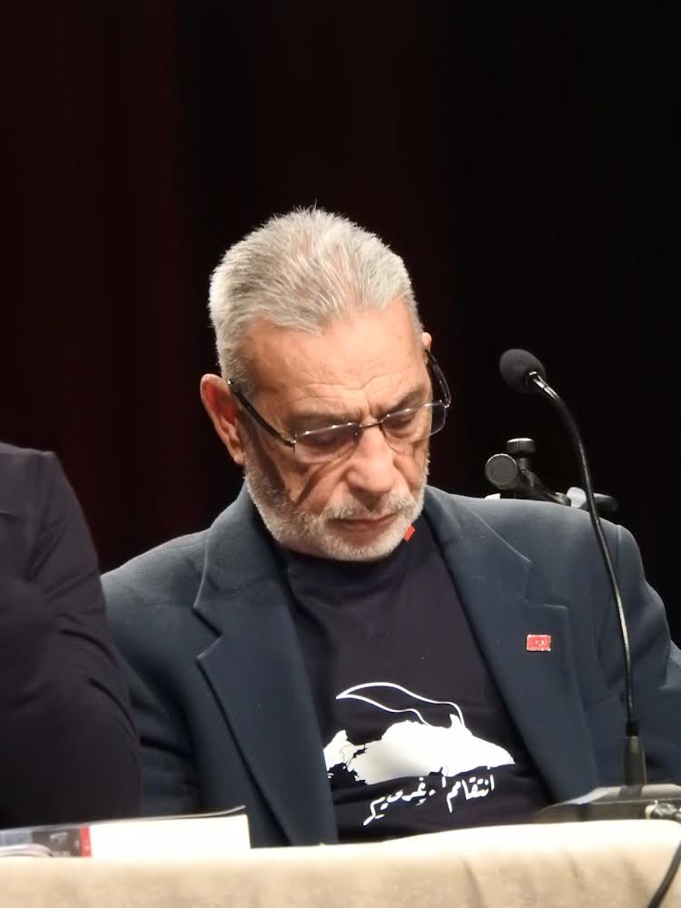 Çocukluğumda dahil, her çağımda kırık bir kalple, paramparça, her gün biraz daha kırılan bir kalple; ama vicdanen müsterih yaşadım.

İsmet Özel