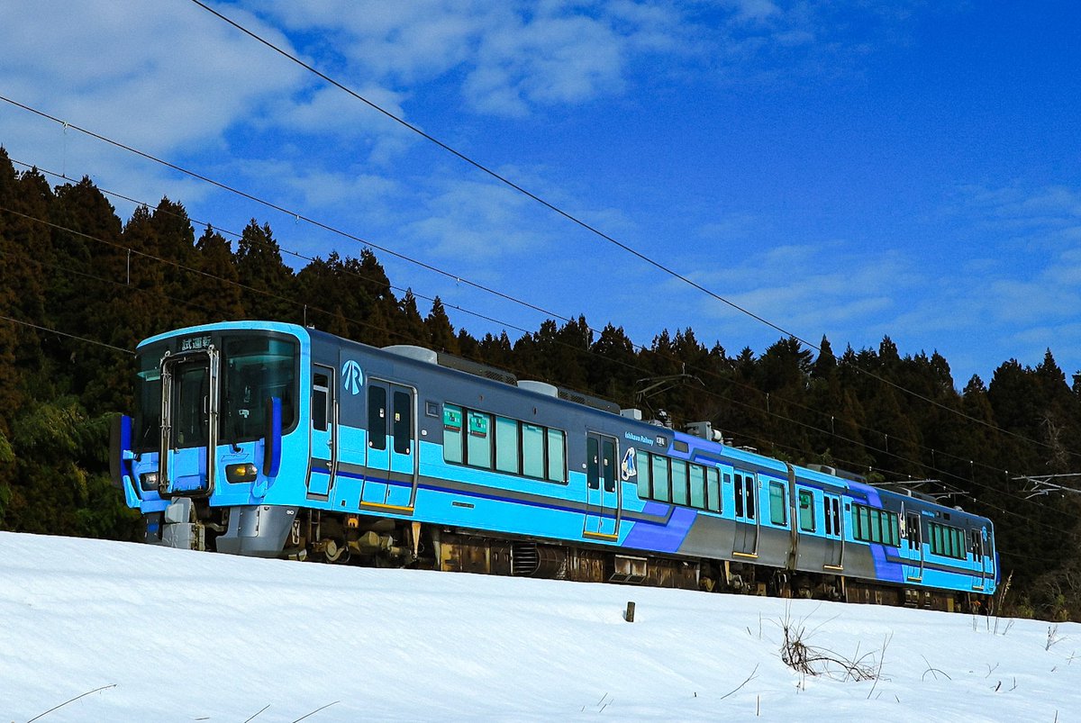 試運転の521系と×冬晴れ