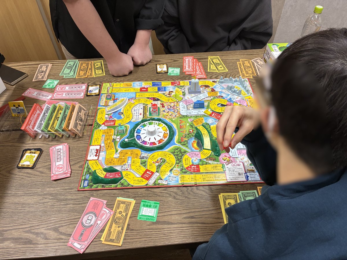 講義終了後の白熱した人生ゲームバトル🎲
最初にゴールしたものの、追いかけてきた生徒たちには見事に負けました...

人生ゲームでも、生き急ぎすぎるのはあまり良くないのかもしれません。

#eスポーツコース #ルネ高