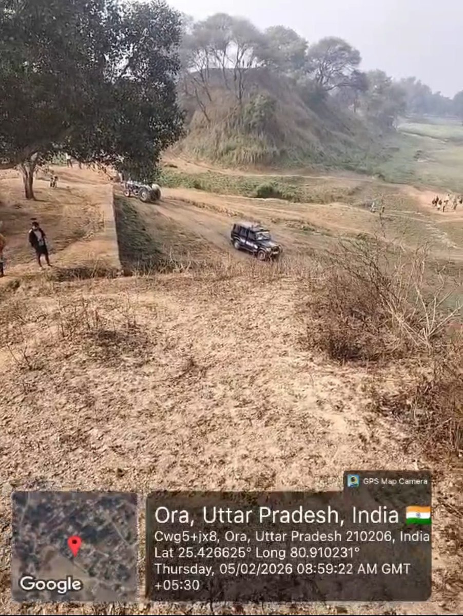 Arjun7434's tweet photo. #चित्रकूट के पहाड़ी थाना क्षेत्र में पैसुनी नदी में अवैध खनन का मामला सामने आया है। पुलिस ने छापेमारी कर 2 ट्रैक्टर पकड़े हैं, जबकि खनन माफिया फरार हो गए। स्थानीय लोगों का आरोप है कि खनन विभाग की मिलीभगत से अवैध खनन किया जा रहा था, जिससे नदी का प्राकृतिक स्वरूप बिगड़ रहा है और पर्यावरण को नुकसान हो रहा है। पुलिस की कार्रवाई के बाद खनन विभाग की कार्यप्रणाली पर सवाल उठ रहे हैं। @ChitrakootDm @Uppolice @chitrakootpol @ADGZonPrayagraj @rangechitrakoot @Rajeevkrishna69