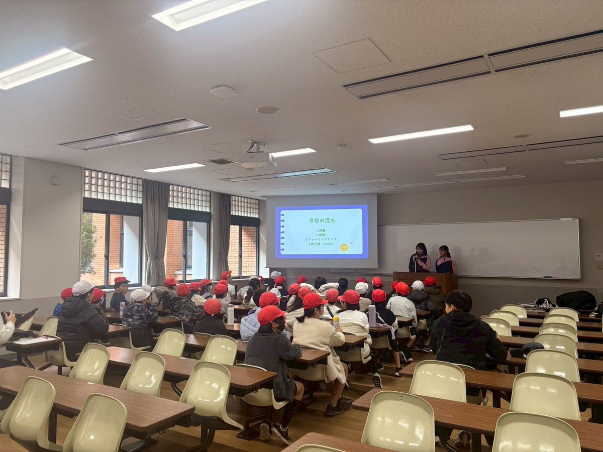 kgu_ekiden's tweet photo. 昨年9月のプレイリーダー講習会で学んだ手法を活用し、人工芝でウォーミングアップを行い、持久走に挑戦しました🏃‍♀️一人ひとりが自分の目標に向かって最後まで走りきる姿がとても印象的でした。
授業を通して、走ることの魅力を少しでも伝えられていたら嬉しいです✨
本日はありがとうございました！ https://t.co/WJSqPL1IVx