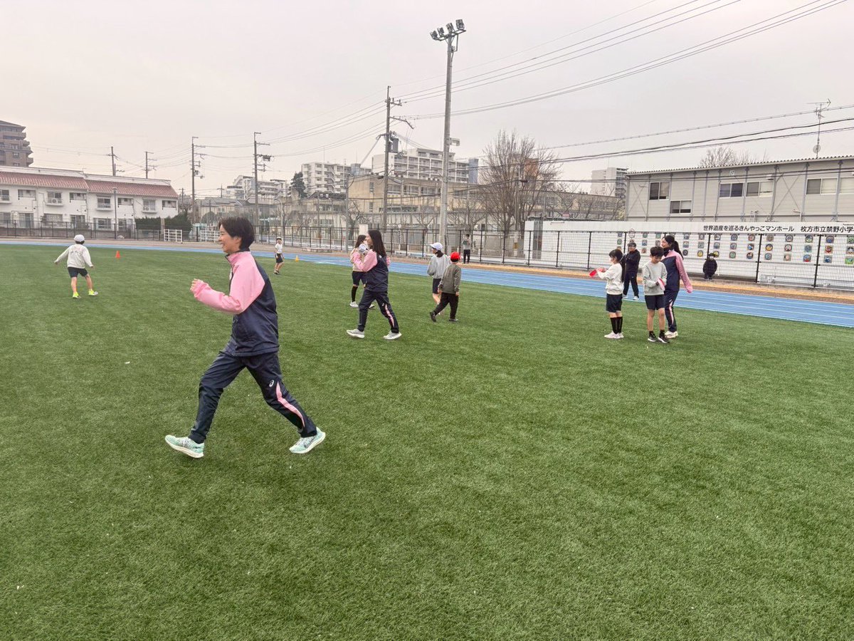 kgu_ekiden's tweet photo. 昨年9月のプレイリーダー講習会で学んだ手法を活用し、人工芝でウォーミングアップを行い、持久走に挑戦しました🏃‍♀️一人ひとりが自分の目標に向かって最後まで走りきる姿がとても印象的でした。
授業を通して、走ることの魅力を少しでも伝えられていたら嬉しいです✨
本日はありがとうございました！ https://t.co/WJSqPL1IVx