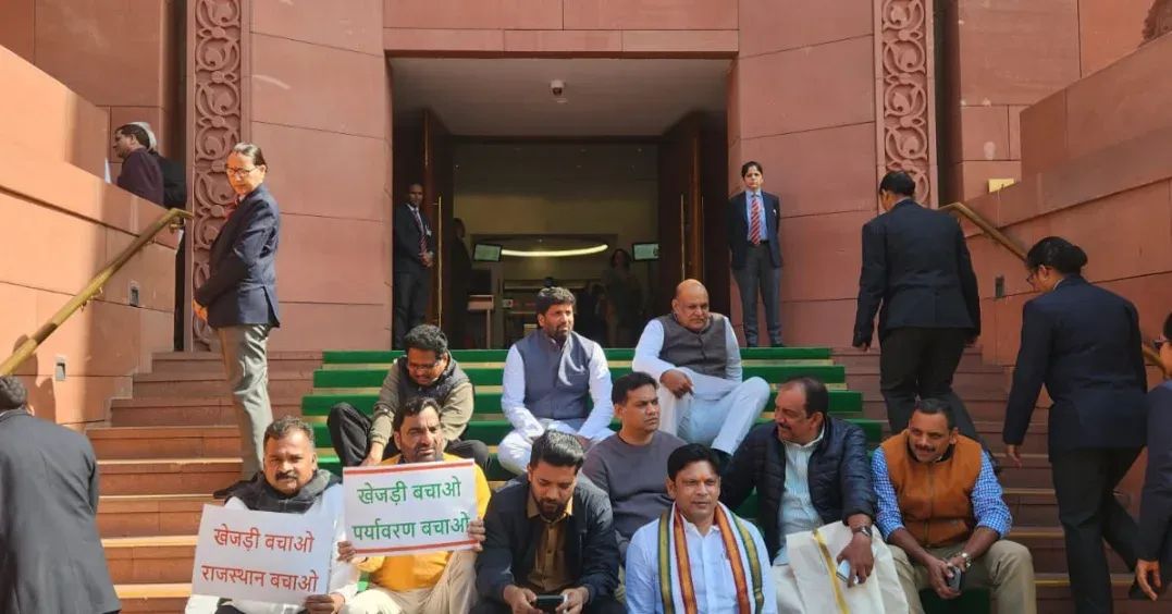 OmBaytu's tweet photo. #खेजड़ी बचाओ की बुलंद आवाज़ देश की सबसे बड़ी पंचायत लोकसभा में गूंज रही थी ।
नागौर सांसद श्री @hanumanbeniwal जी और सांसद श्री  #चंद्रशेखर_जी_आजाद के साथ मिलकर केंद्र सरकार और सम्पूर्ण देश का ध्यान बीकानेर में ��ेजड़ी बचाओ महापड़ाव की तरफ आकर्षित किया !
@BhimArmyChief https://t.co/SsdSs32ZJL