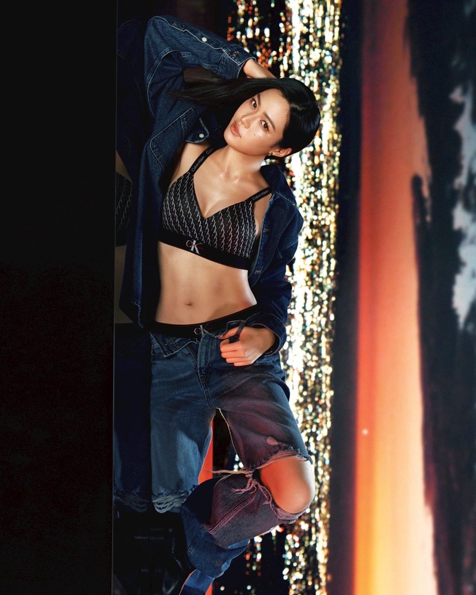 Calvin Klein เปิดตัวแคมเปญชุดชั้นในใหม่ในเอเชีย ถ่ายทอดเสน่ห์โดยนักแสดงสาวชาวไทย หลิงหลิง คอง (<a href="/linglingsirilak/">linglingsirilak</a>)

Calvin Klein เปิดตัวแคมเปญใหม่ในภูมิภาคเอเชีย พร้อมได้นักแสดงชาวไทย หลิงหลิง คอง มาร่วมถ่ายทอดเสน่ห์ผ่านชุดชั้นในไอคอนิกของแบรนด์ แคมเปญนี้ถ่ายภาพโดยช่างภาพ Haihua